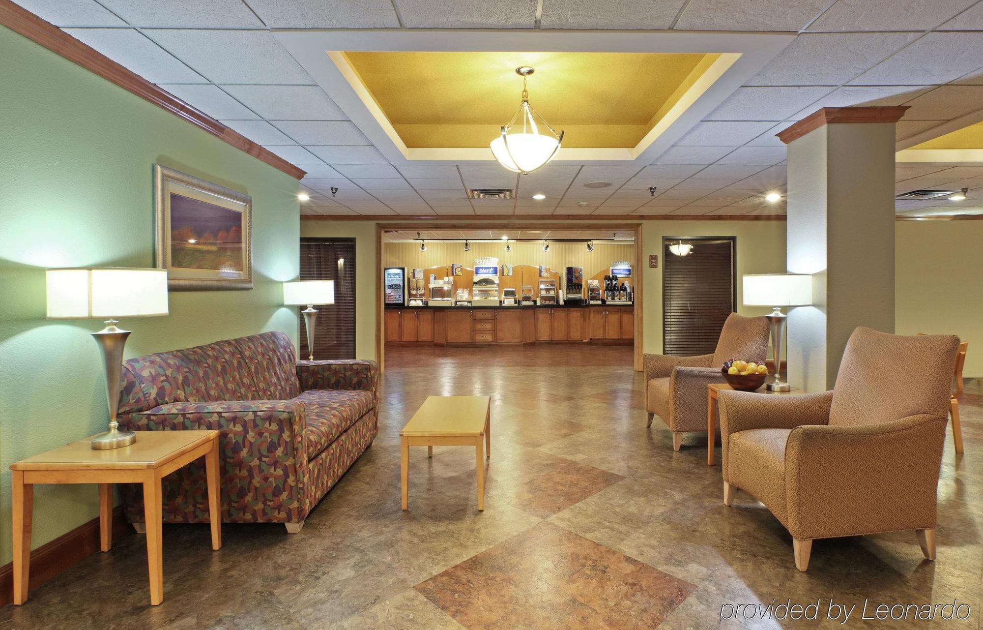 Holiday Inn Express & Suites Fayetteville University Of Arkansas Area, An Ihg Hotel Interior photo