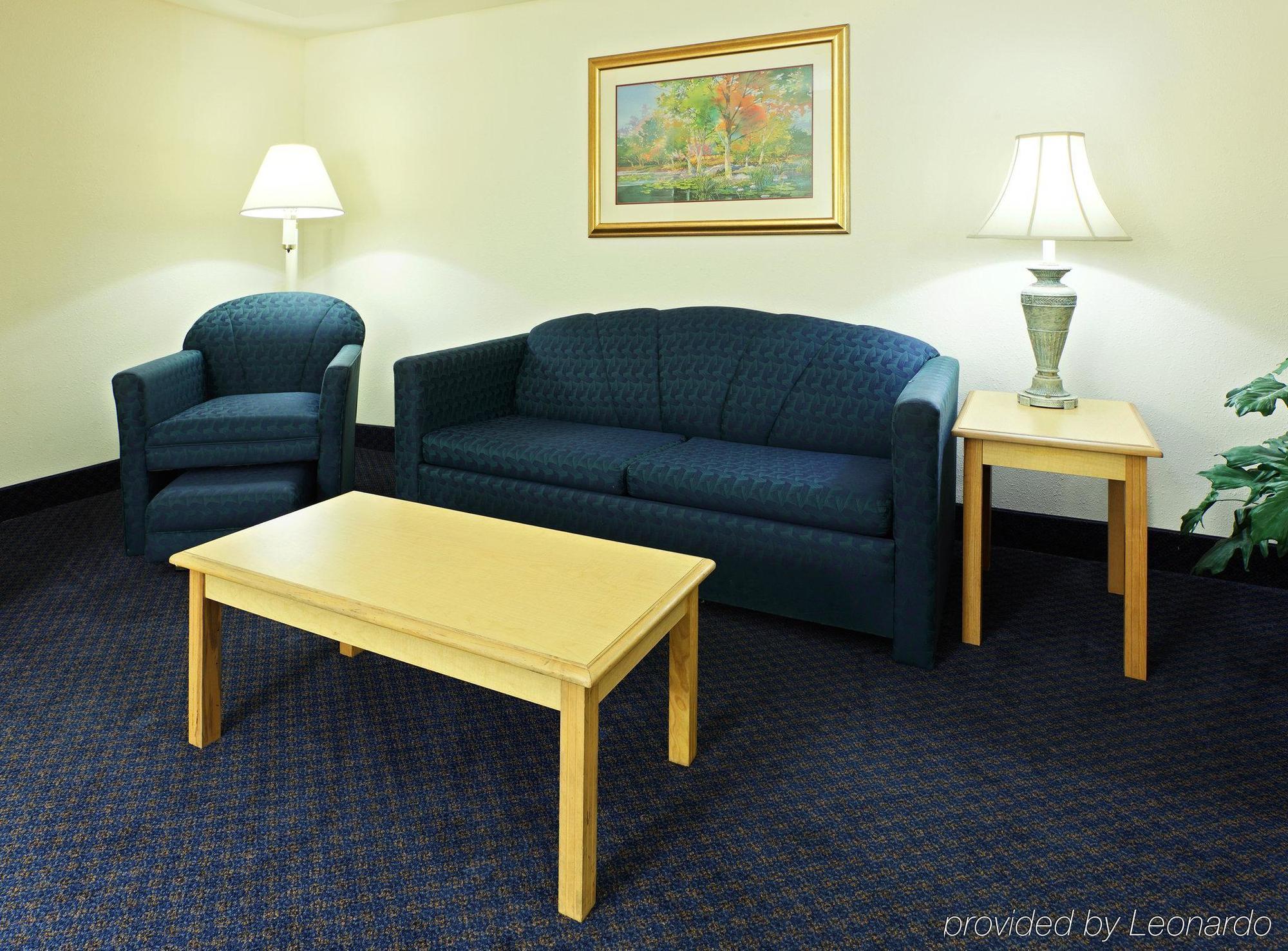 Holiday Inn Express & Suites Fayetteville University Of Arkansas Area, An Ihg Hotel Room photo