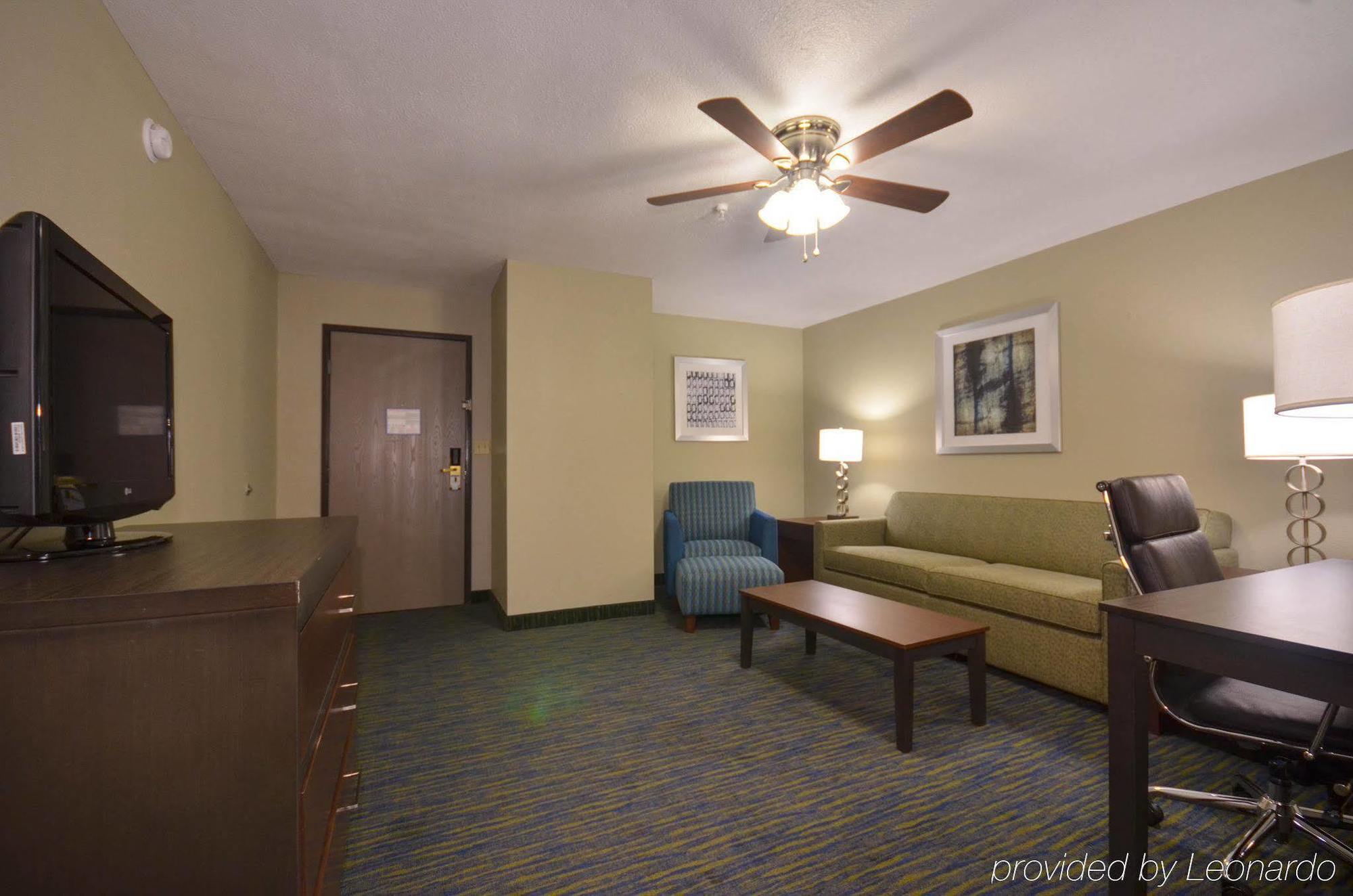 Holiday Inn Express & Suites Fayetteville University Of Arkansas Area, An Ihg Hotel Exterior photo