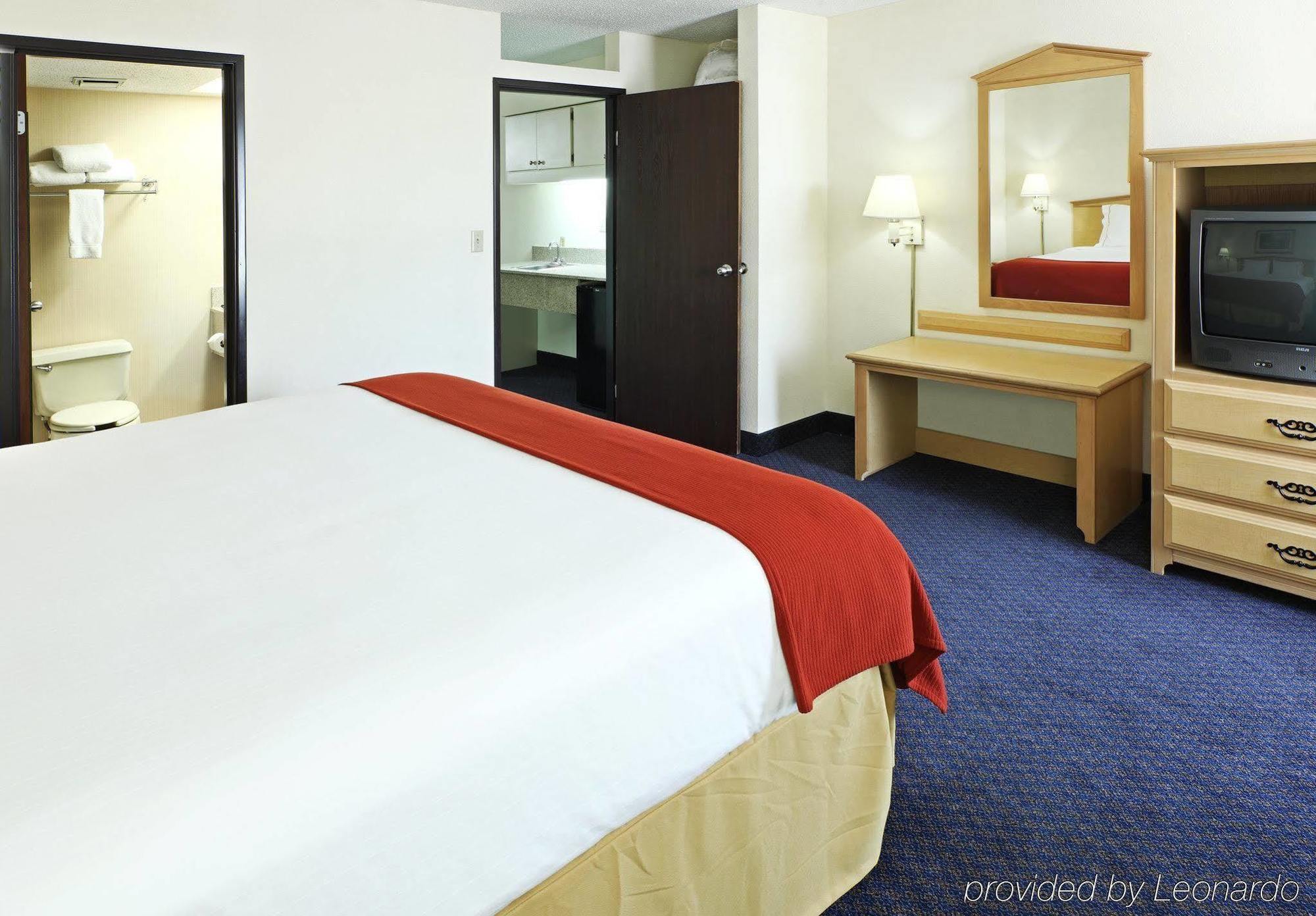 Holiday Inn Express & Suites Fayetteville University Of Arkansas Area, An Ihg Hotel Room photo